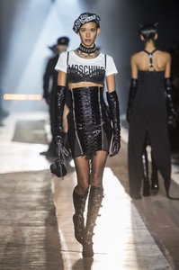 moschino-m-rf18-2412.thumb.jpg.9285cf1a6db3247142217703fe825177.jpg