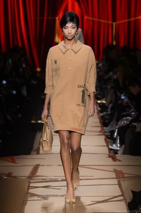 moschino-rf17-3085.thumb.jpg.b80666c48803be0ef070bdf1b503b746.jpg