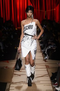 moschino-rf17-3677.thumb.jpg.a37df3c8a49510d8fa177e59d397e2b6.jpg