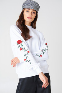 nakd_rose_embroidery_sleeve_sweater_1018-000470-0001_01a.jpg