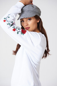 nakd_rose_embroidery_sleeve_sweater_1018-000470-0001_04g.jpg