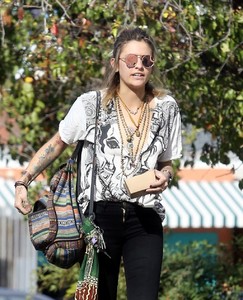paris-jackson-in-casual-outfit-in-woodland-hills-4.jpg
