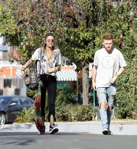 paris-jackson-in-casual-outfit-in-woodland-hills-5.jpg