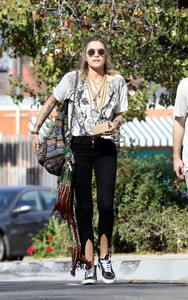 paris-jackson-in-casual-outfit-in-woodland-hills-6.jpg