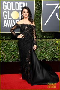 penelope-cruz-golden-globes-2018-02.jpg