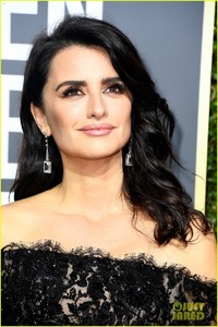 penelope-cruz-golden-globes-2018-03.jpg