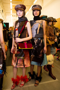 prada-bks-z-rf17-7369.thumb.jpg.174484e7e284b344e5f03bdeb4e2c40d.jpg
