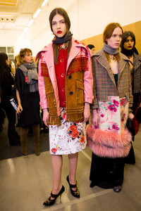 prada-bks-z-rf17-7435.thumb.jpg.af6e4a34723161719b0c61f20eebf888.jpg
