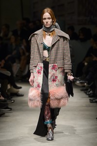 prada-rf17-2751.thumb.jpg.aaa8aa5fae0c701a5631071a3f4fedbe.jpg