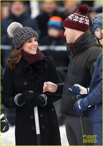 pregnant-kate-middleton-prince-william-hit-the-ice-meet-with-swedish-royal-family-02.jpg