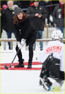 pregnant-kate-middleton-prince-william-hit-the-ice-meet-with-swedish-royal-family-04.jpg