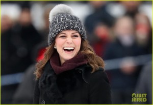 pregnant-kate-middleton-prince-william-hit-the-ice-meet-with-swedish-royal-family-12.jpg