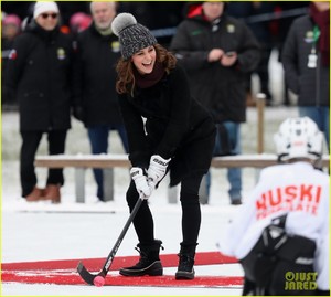 pregnant-kate-middleton-prince-william-hit-the-ice-meet-with-swedish-royal-family-29.jpg