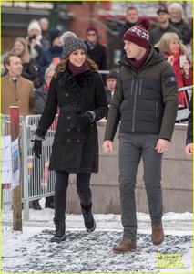 pregnant-kate-middleton-prince-william-hit-the-ice-meet-with-swedish-royal-family-32.jpg