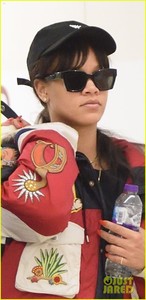 rihanna-airport-nyc-2018-01.jpg