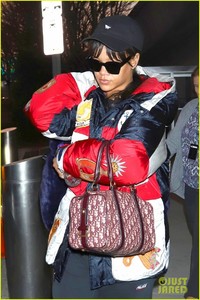 rihanna-airport-nyc-2018-02.jpg