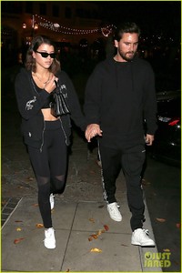 scott-disick-and-sofia-richie-coordinate-their-outfits-for-date-night-09.jpg