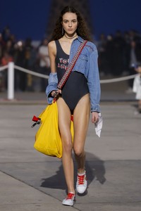 tommy-hilfiger-spring-2017-fashion-show-the-impression-017.thumb.jpg.e6a8cb03fd7cc1049d661c612b2d0907.jpg