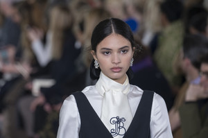 tory-burch-clp-rf17-1917.thumb.jpg.385b96e57248613fe765b9cf9a7b1be4.jpg