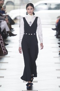 tory-burch-rf17-1935.thumb.jpg.3c49ffbd83b331a2ef5207627baff729.jpg