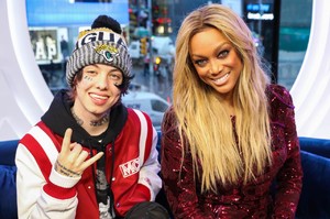 tyra-banks-appeared-on-mtv-trl-in-new-york-3.jpg