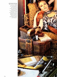 us_vogue_sept_2000_20.thumb.jpg.8fbb2438d35a89455e814941741c62f9.jpg