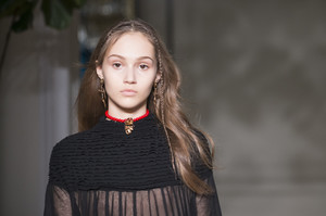 valentino-clp-rf17-2189.thumb.jpg.98350bae74b44981e1c4245c3429e734.jpg