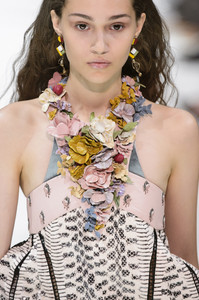 valentino-clpa-rs18-6790.thumb.jpg.2051618610be4b0ed52a4d80d1035d7c.jpg