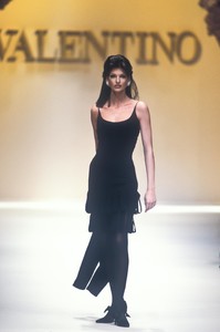 valentino-fw-1992-1.thumb.jpg.ac3abf3b4b224bf6d6f227f758e5bed0.jpg