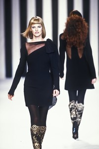 valentino-fw-1994-10.thumb.jpg.e2e9ded367e02f0fc5b4d65465e1d54b.jpg