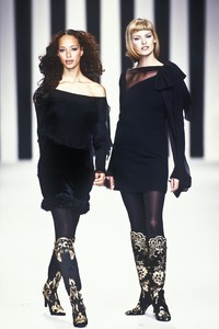 valentino-fw-1994-11.thumb.jpg.c6d3fe872726303a50ea824e7f8afe2d.jpg