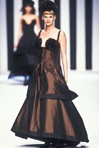 valentino-fw-1994-14.thumb.jpg.0ef450fbeaaf7004ebe97ef397dc957e.jpg