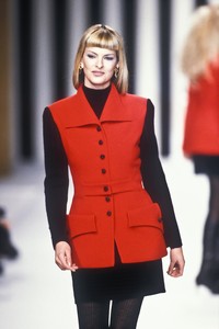 valentino-fw-1994-6.thumb.jpg.2f1076a443f8fe3df83acc0d938290f3.jpg