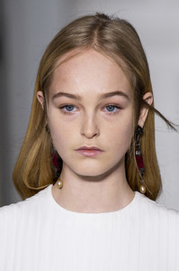 valentino-hc-clp-rs17-2138.thumb.jpg.c1409eb0f943fd54d586f0ea42c65970.jpg