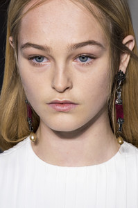 valentino-hc-clp-rs17-2146.thumb.jpg.8afaf7ce24705a5930a9ad4eda2778b6.jpg