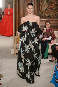 valentino-hc-rs18-2180.thumb.jpg.7ed05780fa908802105cd80488d56e3d.jpg