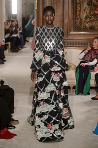 valentino-hc-rs18-2200.thumb.jpg.e4625bdf0dc1b0ce26f0e656a289c11c.jpg