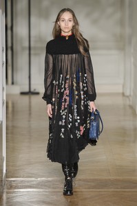 valentino-rf17-3334.thumb.jpg.77d8d766211e634dc75437b5029898c6.jpg