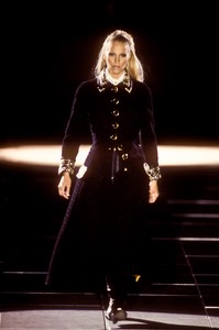 versace-fw-1992-17.thumb.jpg.0f6948a255f0a6998e34ab14140477e9.jpg