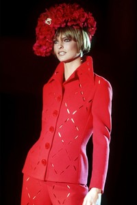 versace-hc-fw-1993-1.thumb.jpg.e7739aae8d91355bf0d77018cbd550b8.jpg