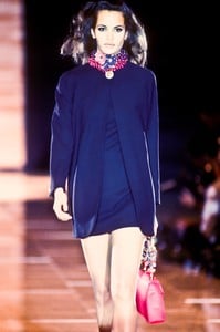 versace-ss-1991-15.thumb.jpg.9e5d5a4f7d010038b4da3b04aa54c5bc.jpg