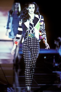 versace-ss-1991-18.thumb.jpg.84c6fda21787901c9d31b51095465a94.jpg