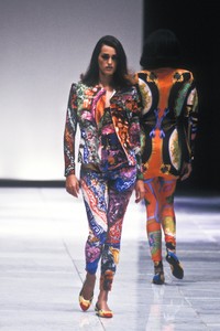 versace-ss-1991-6.thumb.jpg.5890a072fda459993a473ba94bb8e6dd.jpg