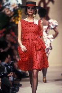 yves-saint-laurent-hc-1992-2.thumb.jpg.37903370f813a110fb854f1a3563eeee.jpg