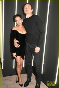 zoe-kravitz-boyfriend-karl-glusman-couple-up-at-ysl-beauty-paris-fw-party-02.jpg