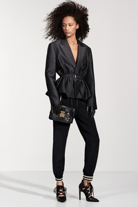 01-LV-PRE-FALL-18-Vogue-Runway.thumb.jpg.20f38b06fab2fe9d07f4a4343f5e06d9.jpg