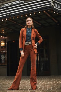 01-veronica-beard-fw-18.thumb.jpg.316eb566c1e497a2ba9622f5647eb950.jpg