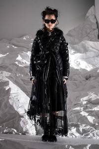 03moncler-simone-rocha-fall-18.thumb.jpg.aa50e3690622a54779808d4db909f7c1.jpg