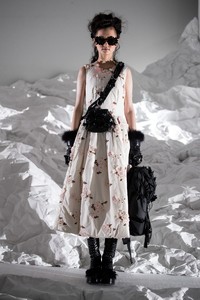 17moncler-simone-rocha-fall-18.thumb.jpg.0ce5d4751f444c6ba265bbf60b0a31c9.jpg