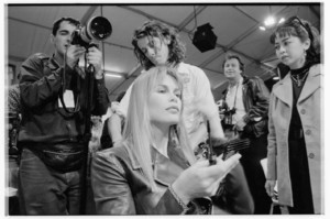 28-Claudia-Schiffer-backstage.w710.h473.2x.jpg